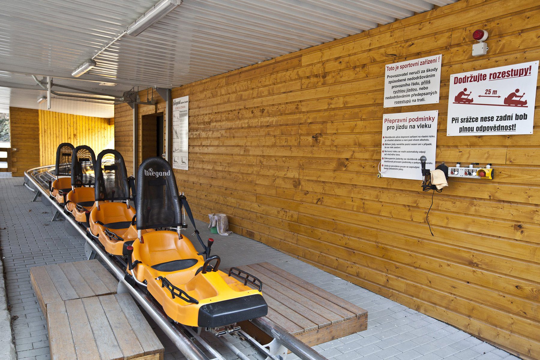 BOBOV� DR�HA HRUB� VODA