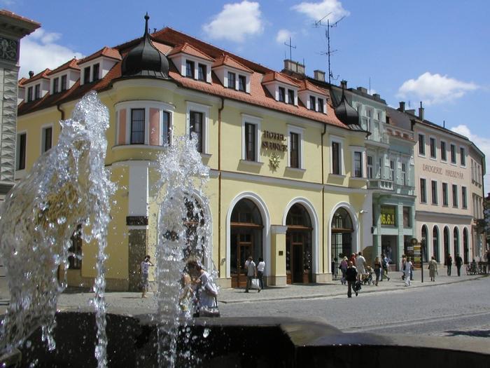 D�M U SLUNCE V UHERSK�M HRADI�TI