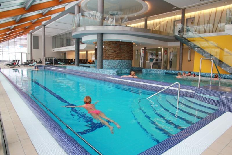WELLNESS HORAL VELK� KARLOVICE - term�ln� baz�n