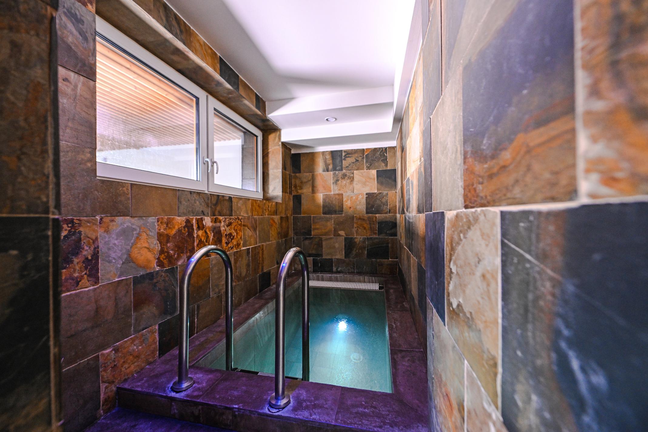 SAUNOV� SV�T HLUBOK� DV�R HLUBO�KY - HRUB� VODA