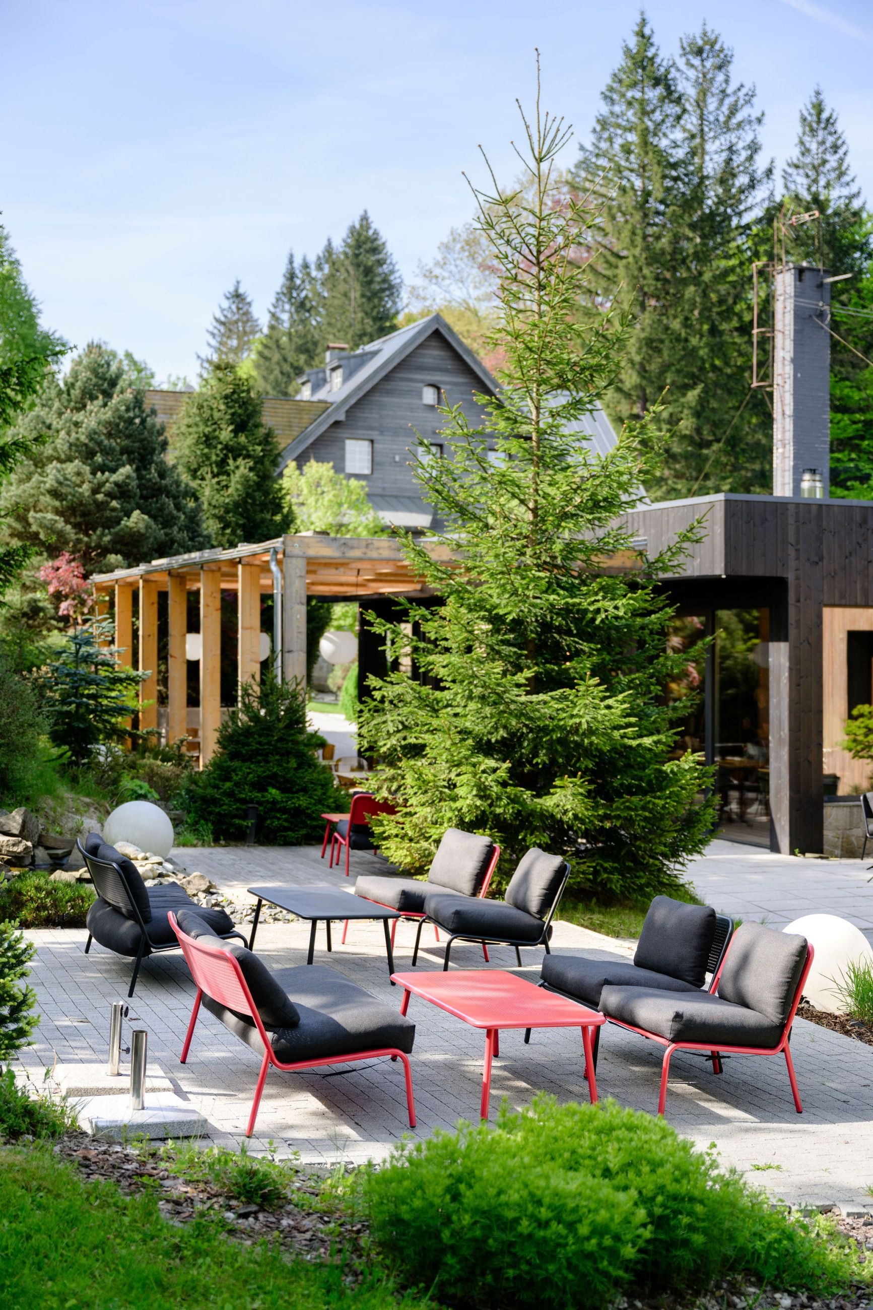 HOTEL & GARDEN **** U HOLUB� - �ELADN�