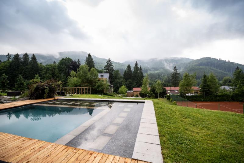 HOTEL & GARDEN **** U HOLUB� - �ELADN�