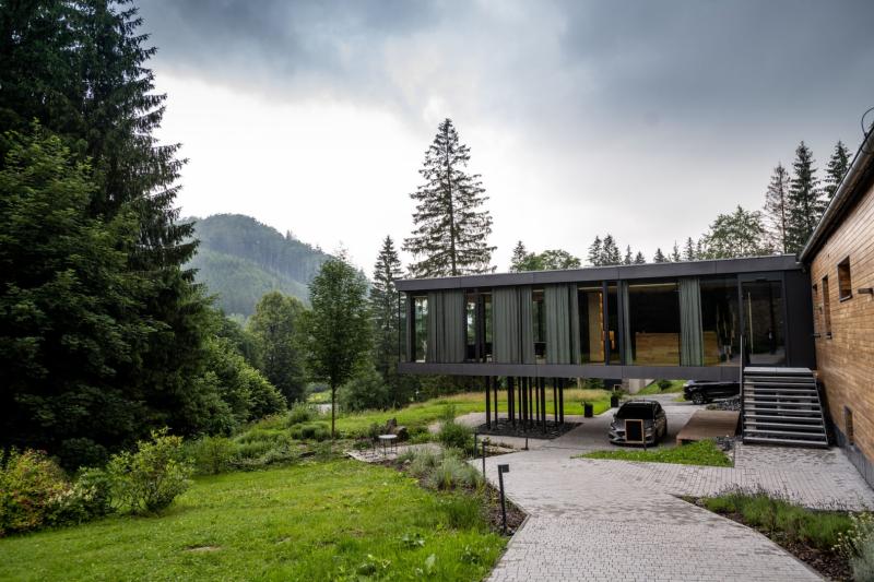 HOTEL & GARDEN **** U HOLUB� - �ELADN�