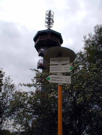 ROZHLEDNA NA SOKOL�M VRCHU NAD D���NEM